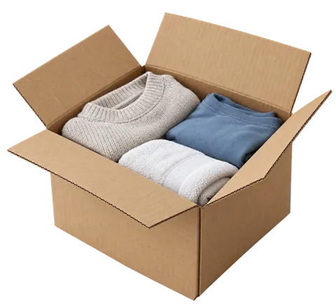 Caja de cartón abierta con ropa doblada