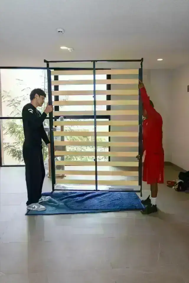Dos cargadores HGR arman la base de una cama en la casa nueva