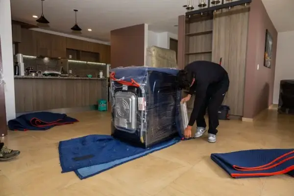 Operarios HGR cargando muebles a la unidad