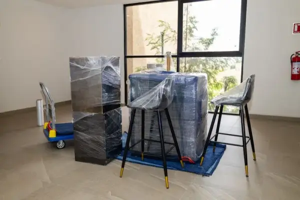 Embalaje de objetos frágiles con burbuja y esquineros